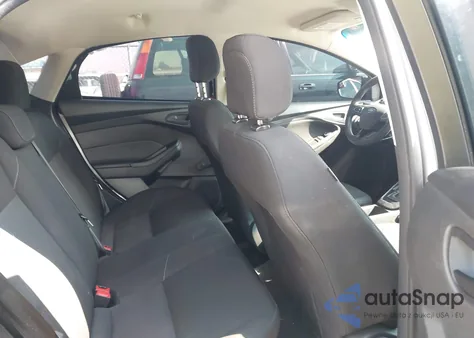 2018 Ford Focus S z USA, uszkodzony, nr VIN 1FADP3E28JL322075